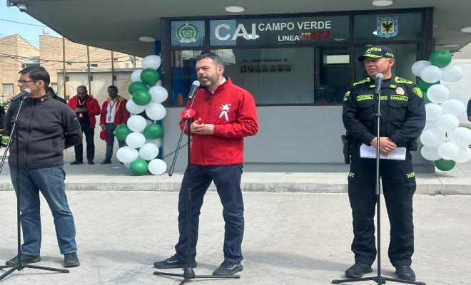 El Alcalde Mayor de Bogotá Fernando Galán, el secretario de seguridad y el comandante de la Policía Metropolitana de Bogotá entregan este CAI