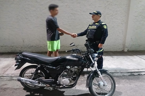 Policía entregado motocicleta recuperada a ciudadano 