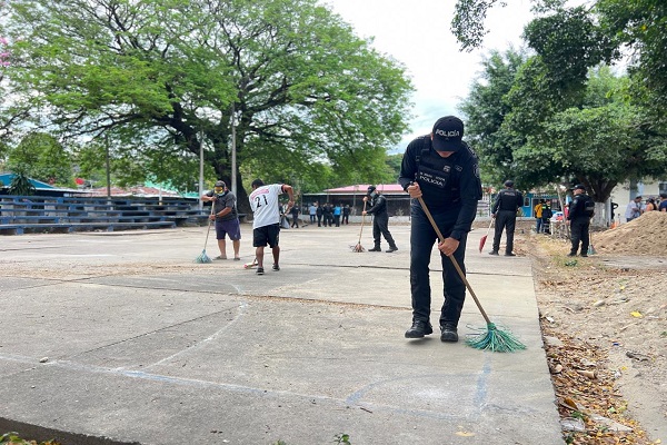 Funcionarios y comunidad realizan labores de limpieza en la cancha