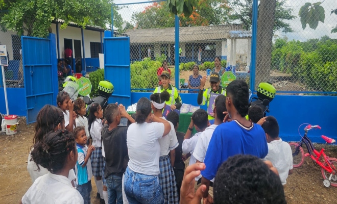 policias orientan a estudiantes durante una actividad  de capacitación y prevencion