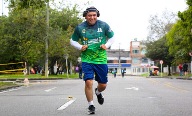 un hombre realiza actividad física