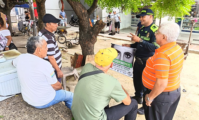 Policia dando charla de prevención a ciudadanos