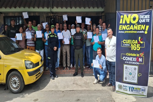 Dos policías en primer encuentro Antiextorsión con la comunidad en general