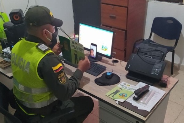 Puerta-a-puerta-y-on-line-se-previene-la-violencia-y-la-drogadicción A través de plataformas virtuales y entrega de folletos se adelantan actividades con varios estudiantes.