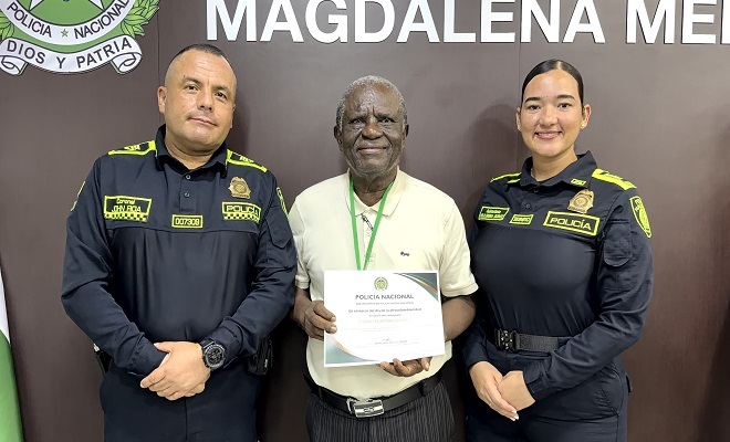 Ciudadano exaltado por su legado histórico y el invaluable aporte de las comunidades afrocolombianas al desarrollo de la sociedad junto con el señor Coronel Comandante del Departamento de Policía Magdalena Medio y una funcionaria del grupo de DDHH de la Policía Nacional