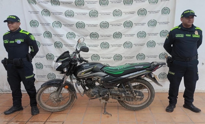 Dos policías y una motocicletas incautada