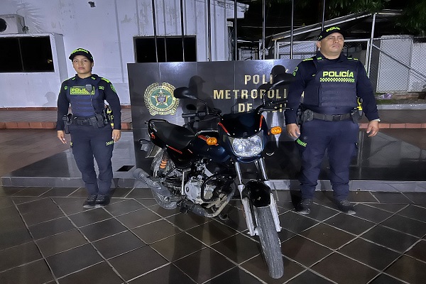 Dos polic&iacute;as con motocicleta recuperada