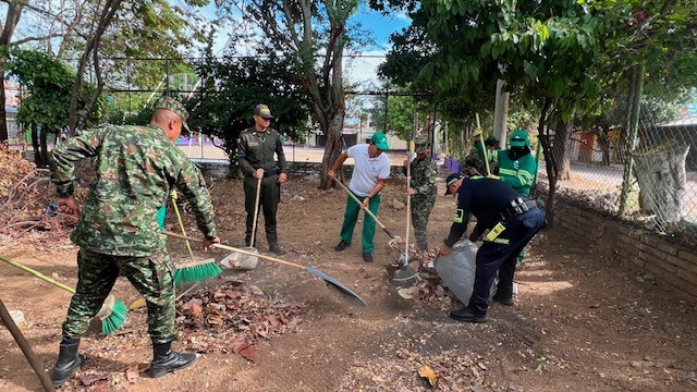 Policía, Ejército y comunidad realizan labores de limpieza