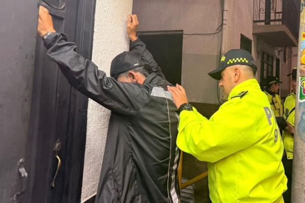 Un policía realizando un plan de control