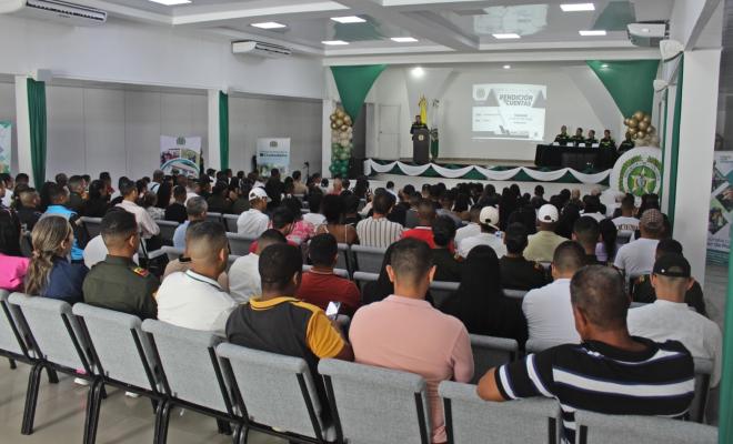 Asistentes del auditorio prestan atención durante la rendición de cuentas de la Policía Cesar.