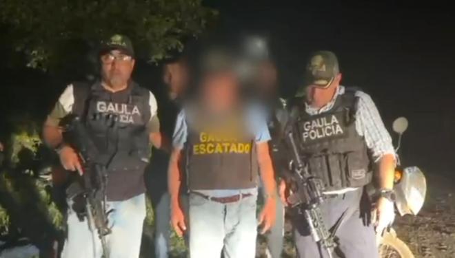 Hombre rescatado con chaleco antibalas en  medio de dos Polic&iacute;as con chaleco antibalas