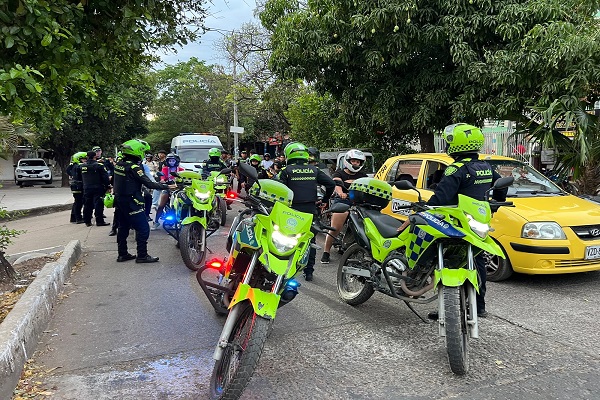 Funcionarios de la Policía realizan registro y control a ciudadanos
