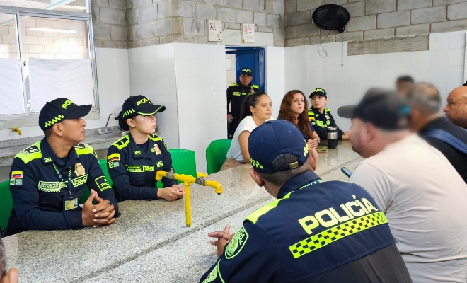 Polic&iacute;as hablando con profesores