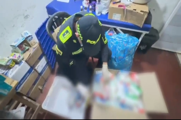 Policía verificando medicamentos realizando Planes de control y revisión en una droguerías