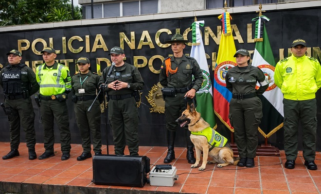 Siete policías se encuentran formando para una rueda de prensa