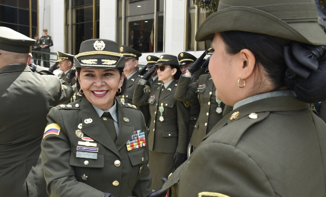 Saludo al personal condecorado 