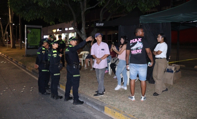 personas hablando con policías en la calle