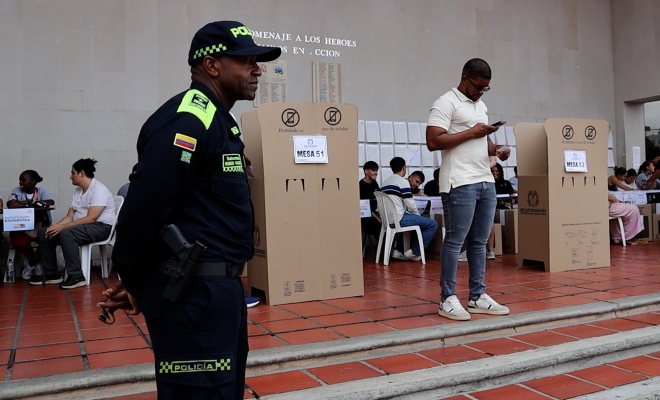 Policía en puesto de votacion alcaldia Cali