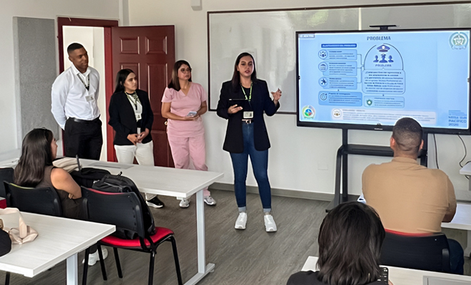 Estudiante de policía realizando ponencia de investigación