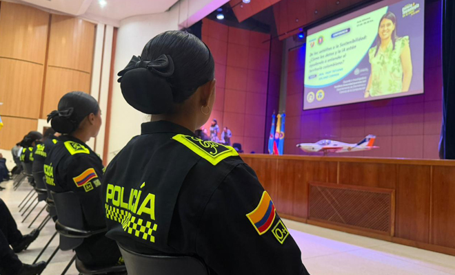 Uniformados participando en ponencia de investigación