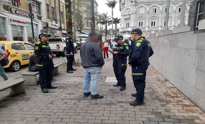 tres uniformados y un ciudadano 