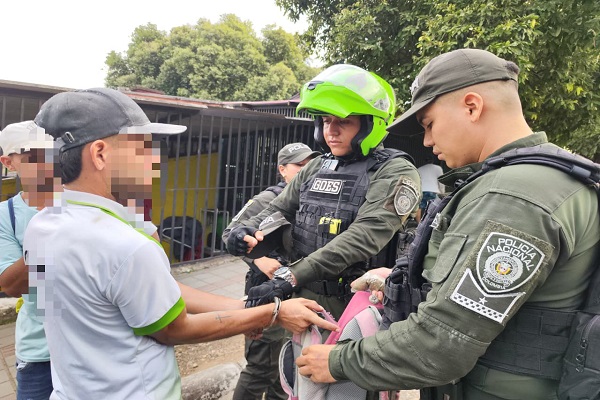 Dos policías realizan actividades de registro y solicitud de antecedentes a dos ciudadanos