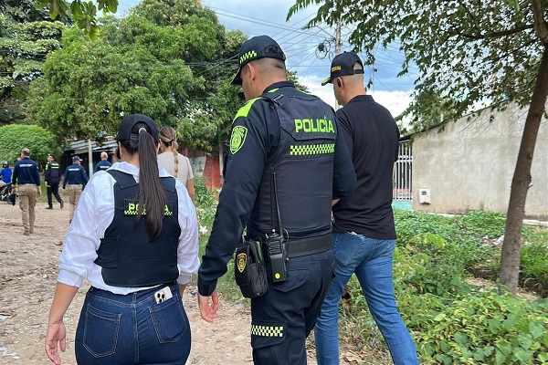Un policía y dos funcionarios de la Alcaldía realizan un recorrido de acompañamiento