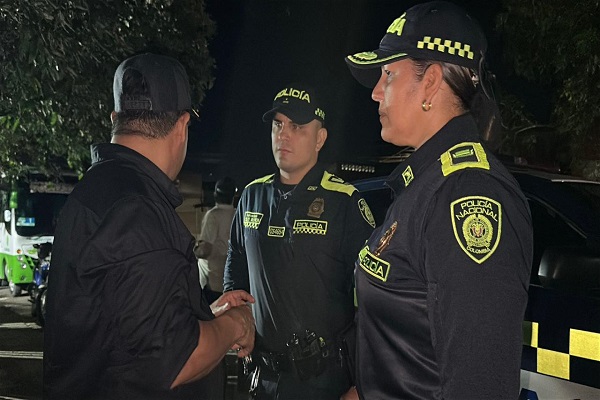 Dos policías y un funcionario de la Alcaldía interactúan durante una jornada de coordinación y acompañamiento