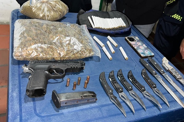 Se muestran armas cortopunzantes, sustancias estupefacientes y otros elementos incautados