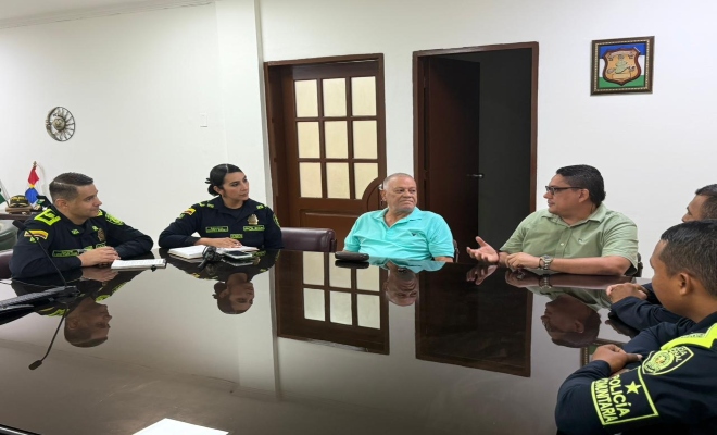 señor comandante de la metropolitana de montería en reunión con lideres comunales