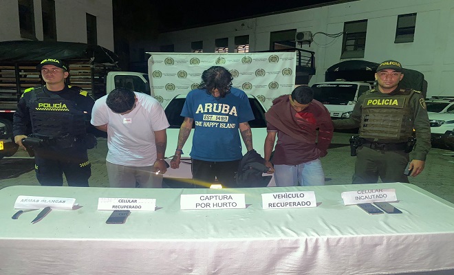 Personas capturadas-policías custodiando