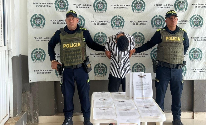 Dos policías y un hombre capturado