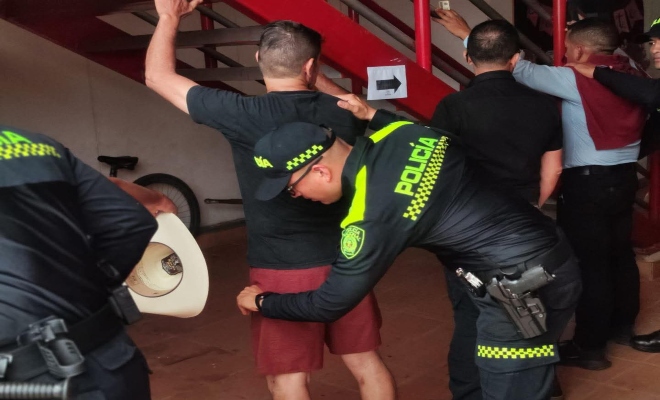 policía realizando registros a personas por la seguridad de los ciudadanos, descartando cualquier clase de alteración del orden publico