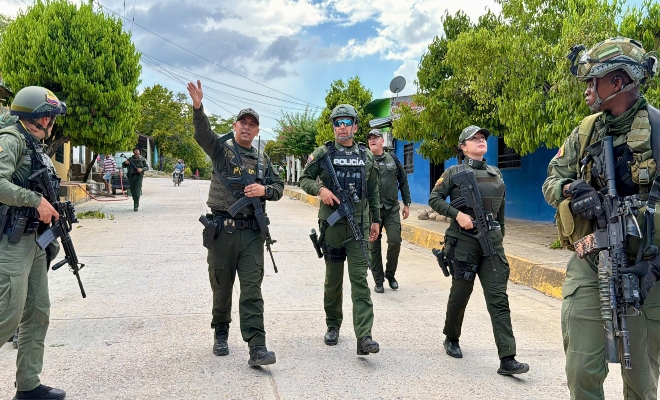 uniformados caminando por las calles de Norosí sur de Bolívar 