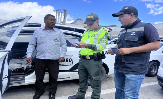 Policía de Tránsito realiza verificación de documentación de vehículos en Nariño