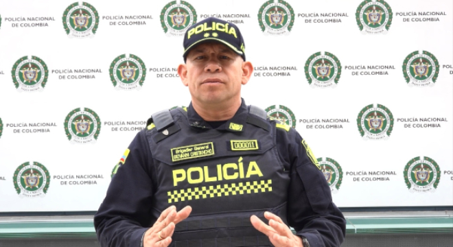 El comandante de la Policía Metropolitana de Bogotá Brigadier General Giovanny Cristancho entrega declaraciones a los medios de comunicación sobre el hallazgo e incautación de motores con presuntas irregularidades