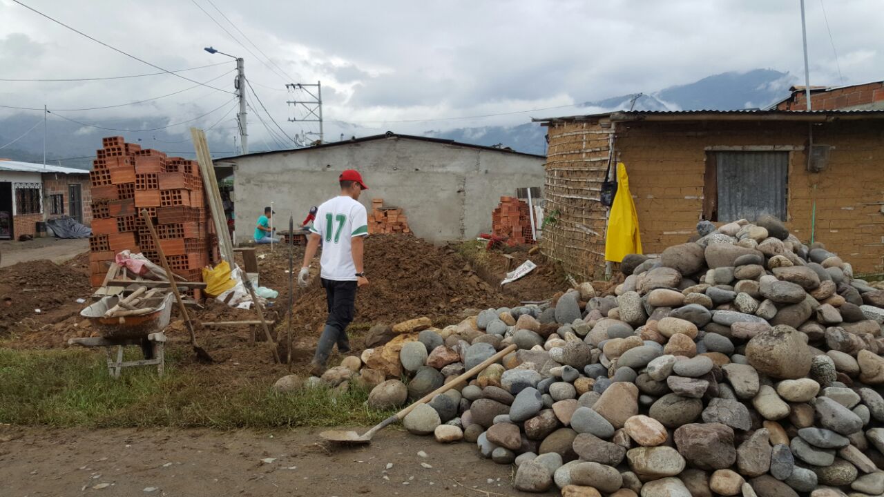 Policías construyeron con sus propias manos una vivienda, cumplieron el sueño a José y sus tres hijos.