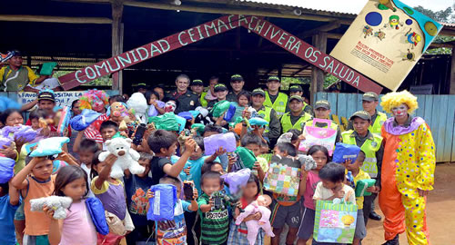 indigenas-regalos-policias