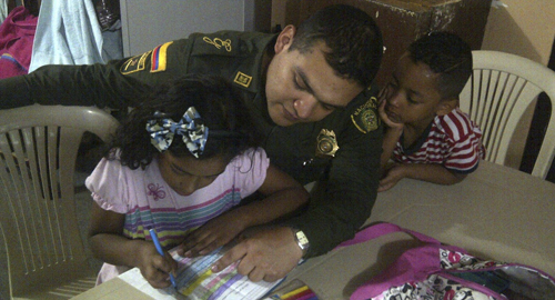 170615-Homejaje-padres-policias-destacados-amor-junio