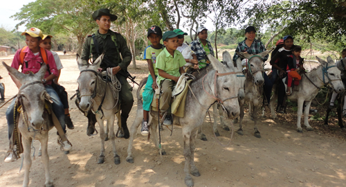 ARAUCA-burro paseo-niños-enseñar-policia