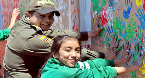 ninos-pintan-paz-policia