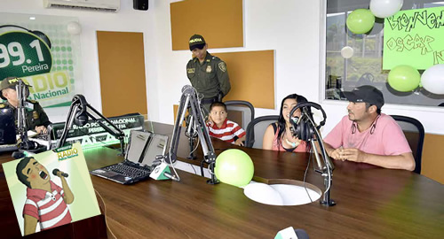 sueno-nino-cantar-policia-emisora-pereira