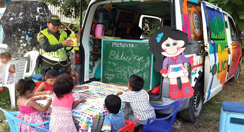 biblio-van-policia-amazonas