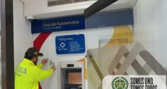 grupo-de-prevención-del-gaula-policia-instala-stickers-en-cajeros-automaticos