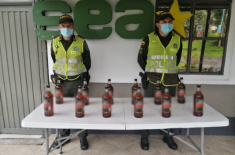 el licor está avaluado en $600.000 en Manizales incautamos 12 botellas de licor de contrabando