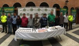 12 capturados del grupo delincuencial común organizado ‘los adobe’ Policías custodian a capturados del grupo delincuencial 'los adobe' de Envigado Antioquia