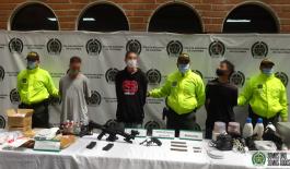 Tres capturados en poder de un fusil, un revólver, proveedores munición y estupefacientes Tres capturados en poder de un fusil, un revólver, proveedores munición y estupefacientes