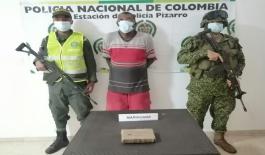 Ciudadano extranjero fue capturado en el Medio Baudó por el delito de por porte y tráfico de estupefacientes una persona capturada-policías custodiando-alucinógeno incautado