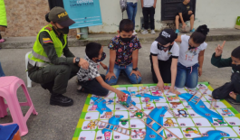 Con ese toque femenino y delicado llegaron a entregar mucho amor Auxiliares de policía y niños de la cívica juvenil llegan a cada parque de la ciudad