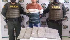 “El Caqueteño” fue capturado con más de 2.700 dosis de marihuana una persona capturada-policías custodiando